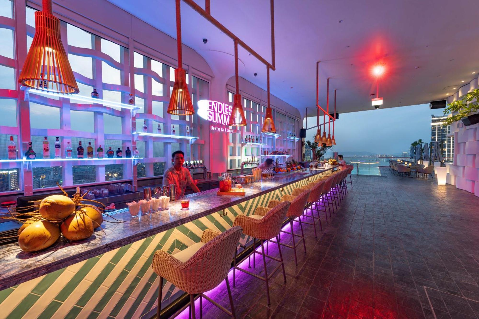 Wink Icon Hotel Danang Riverside - Luxury Suites - 24Hrs Stay & Rooftop Pool Bar Екстериор снимка