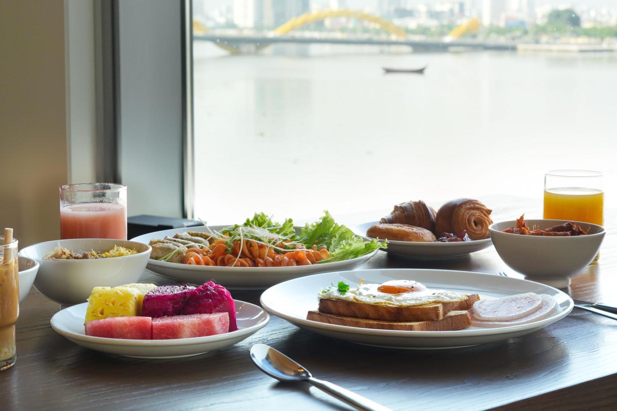 Wink Icon Hotel Danang Riverside - Luxury Suites - 24Hrs Stay & Rooftop Pool Bar Екстериор снимка