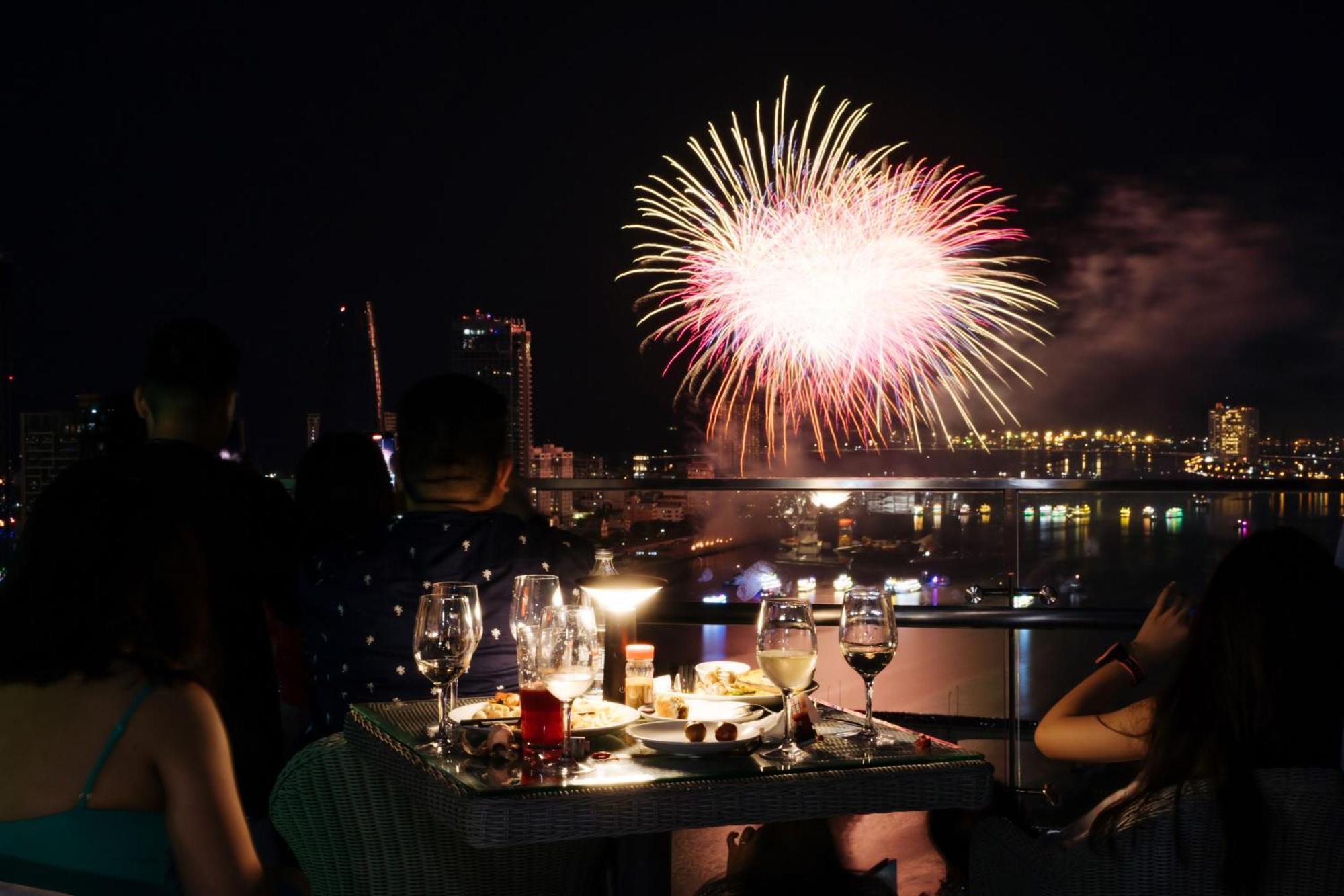 Wink Icon Hotel Danang Riverside - Luxury Suites - 24Hrs Stay & Rooftop Pool Bar Екстериор снимка