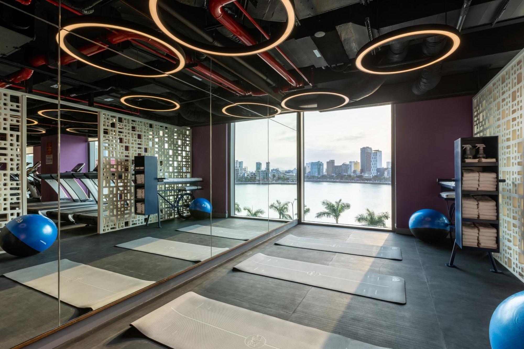 Wink Icon Hotel Danang Riverside - Luxury Suites - 24Hrs Stay & Rooftop Pool Bar Екстериор снимка